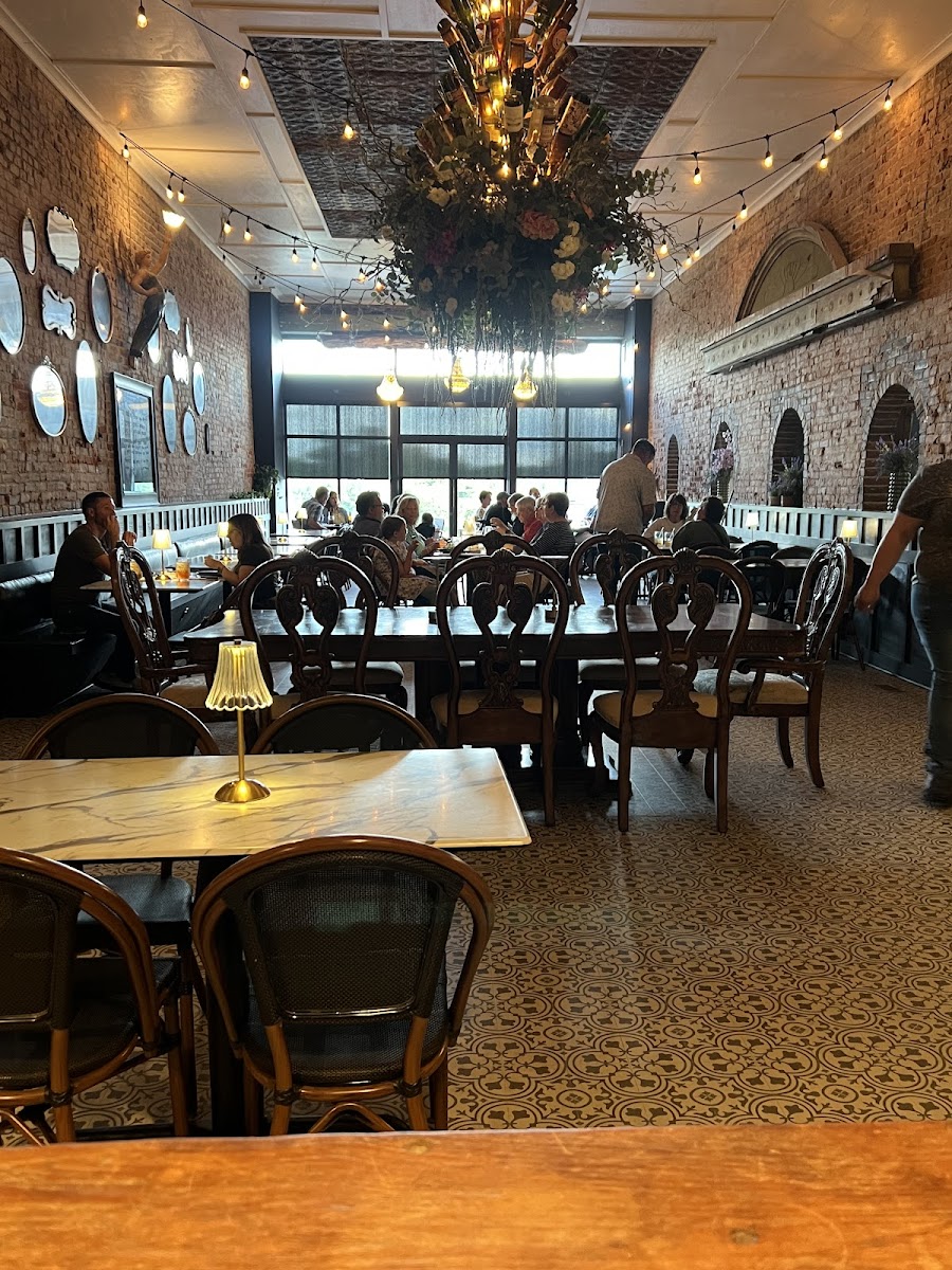 Mimi’S Market And Royal Café